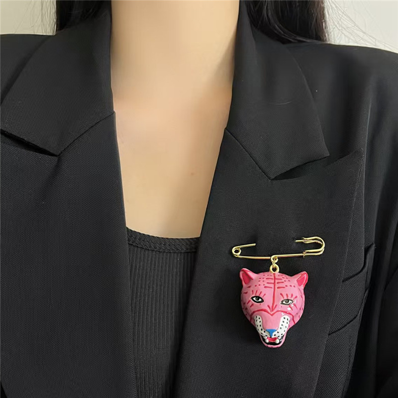 Women Formal Wear Coat - Kadınlar için zarif emaye kaplan broş